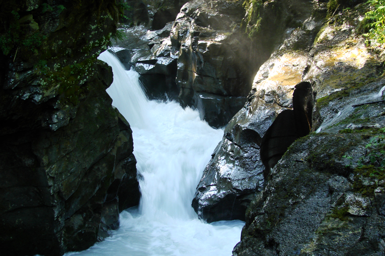 wildromantischer Abschnitt der Flem - die Felsbachschlucht in der Nähe des Crestasees