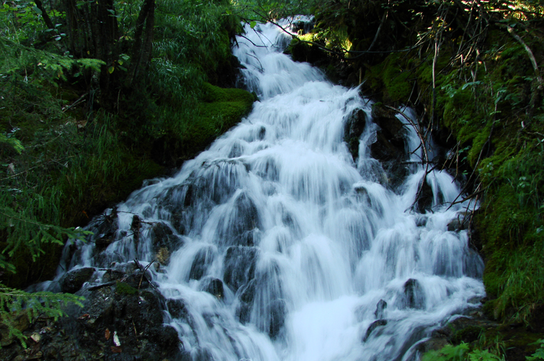kleiner Wasserfall auf dem Weg von Trin zum Crestasee